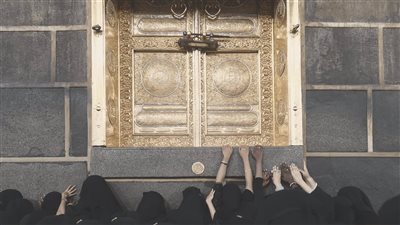 القصة الكاملة ليوم الخليف في المسجد الحرام ومشهد نساء مكة