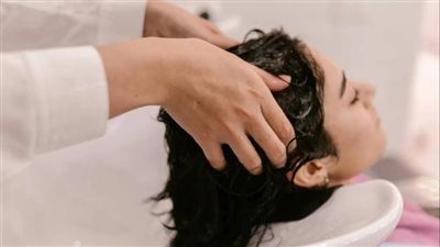 ماذا يحدث لشعرك عند غسله مرة واحدة فقط في الأسبوع؟