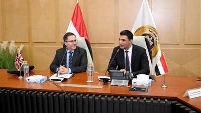 وزير الصناعة يبحث خطط التوسع والتحديات مع الشركات البريطانية بمصر