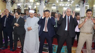 محافظ القليوبية يؤدي صلاة عيد الأضحى المبارك بمسجد ناصر بمدينة بنها 