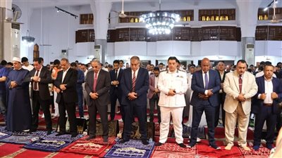 محافظ الإسماعيلية يؤدي شعائر صلاة عيد الأضحى المبارك بمجمع الشهداء الإسلامي