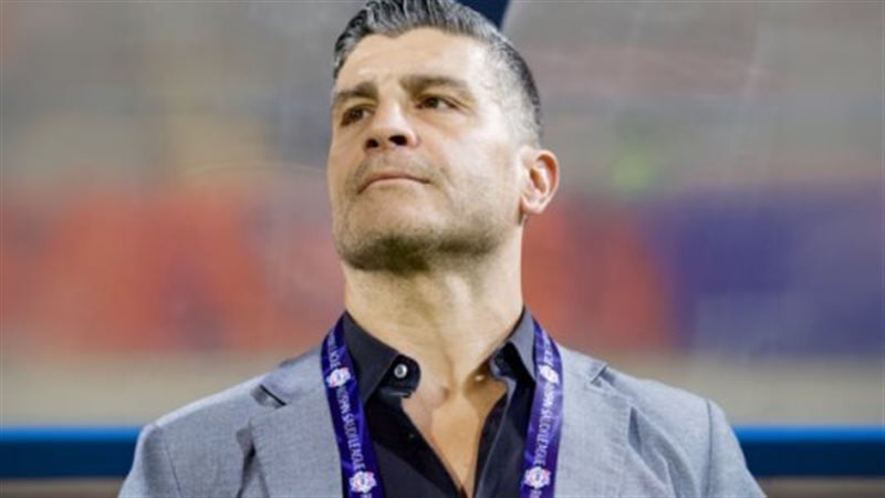إيمانويل يوقع عقد