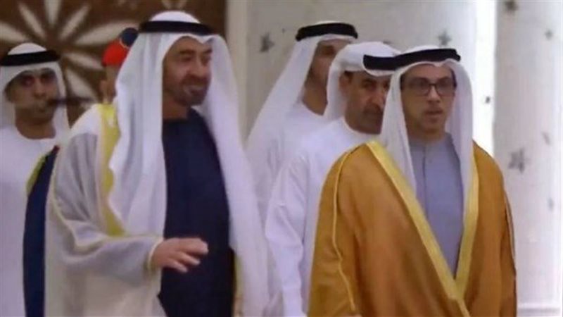 الشيخ زايد يؤدي صلاة