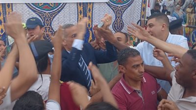 بعد صلاة العيد.. مدير أمن الأقصر يوزع “العيدية” على المواطنين 