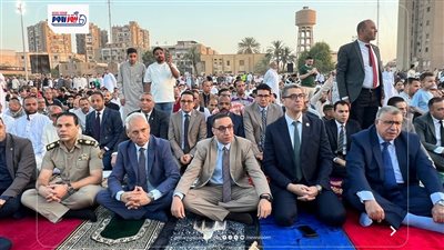 رئيس جامعة المنيا يؤدي صلاة عيد الأضحى المبارك بمدرسة أبو شناف