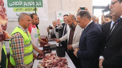من داخل مجزر الإبراهيمية.. محافظ الشرقية يشهد صك الأضحيات وتوزيع اللحوم