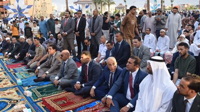 محافظ السويس ونائبه ومدير الأمن يؤدون صلاة العيد بساحة الخالدين