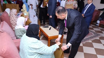 محافظ دمياط يزور دار البر والتقوى للمسنين ليهنئهم بعيد الأضحى