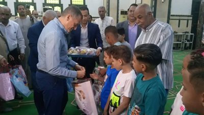 محافظ أسوان يوزع كروت تهنئة الرئيس السيسى والهدايا والعيدية على الأطفال