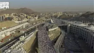 ضيوف الرحمن يبدءون رمي جمرة العقبة في منى بانسيابية وتنظيم محكم