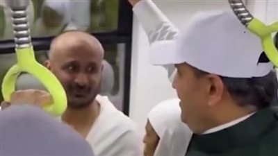 هنوصل في ٥ دقايق.. وزير النقل السعودي يتحاور مع حاج داخل قطار المشاعر