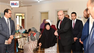 محافظ الفيوم يشارك المسنين احتفالهم بعيد الأضحى المبارك