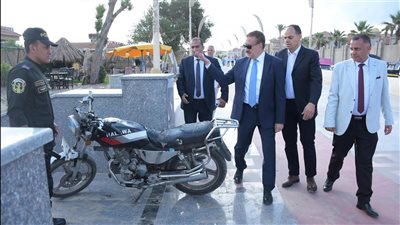 محافظ بورسعيد يصادر عددًا من الدراجات البخارية المخالفة خلال جولته بالكورنيش