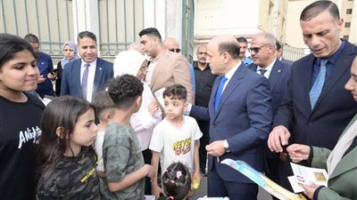 محافظ الغربية يوزع هدايا الرئيس على الأطفال في شوارع المحافظة احتفالًا بالعيد