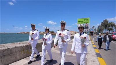 في أول أيام العيد.. الداخلية توزع الورود على المواطنين 