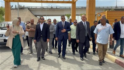 وسط فرحة المواطنين بالعيد.. محافظ قنا يتفقد كورنيش النيل الجديد