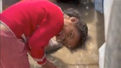 غسل الوجه بالماء.. لحظة فرح لطفلة فلسطينية تشعل مواقع التواصل| شاهد