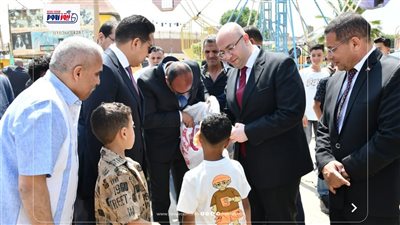 محافظ الفيوم يشارك المواطنين فرحة عيد الأضحى ويزع الهدايا على الأطفال