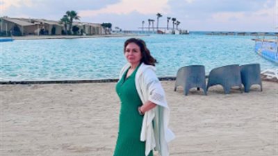 على البحر وسط أجواء صيفية..  إلهام شاهين تهنئ جمهورها بعيد الأضحى