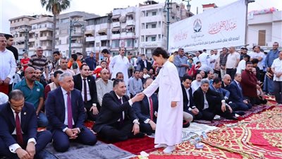 محافظ دمياط يؤدي صلاة عيد الأضحى بساحة ميدان الساعة وسط المواطنين (صور)