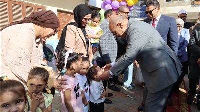 محافظ السويس يشارك الأيتام والمسنين وذوي الهمم فرحة عيد الأضحى 