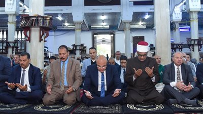وسط أجواء روحانية.. محافظ الإسكندرية يؤدي صلاة عيد الأضحى بمسجد سيدي جابر 