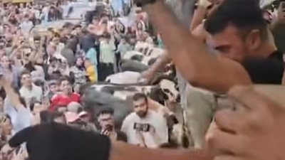 ماشيين وراه .. موتوسيكل يلاحق أحمد العوضي أثناء خروجه من عين شمس