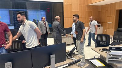 وزير الكهرباء يقضى أول ايام العيد مع العاملين فى المركز القومى للتحكم فى الطاق