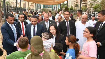 أول أيام عيد الأضحى.. محافظ البحيرة تشارك المواطنين فرحة العيد وتوزع الهدايا 