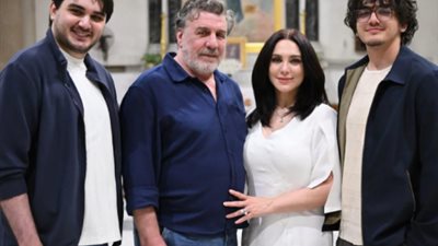 بصورة مع عائلتها.. سلاف فواخرجي تهنئ جمهورها بعيد الأضحى المبارك 