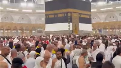 «الحج هون عليها فراق والدها».. منة شلبي من أمام الكعبة بعد إتمام المناسك 