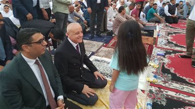 وسط آلاف المصلين.. محافظ الأقصر يؤدي صلاة عيد الأضحى بساحة أبو الحجاج