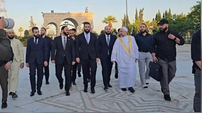 مضادرة للرصاص.. أحمد الشرع يستعين بحقائب باليستية أثناء صلاة العيد في حلب