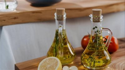 مزيج زيت الزيتون والليمون.. هل يقدم فوائد صحية حقيقية؟