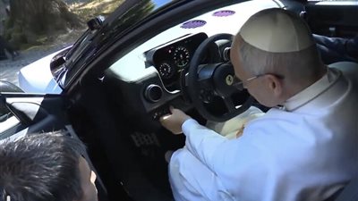 البابا ليو الرابع عشر يجلس خلف مقود أول فيراري كهربائية بالكامل