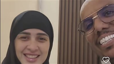 ياسمين عبدالعزيز تخطف الأنظار بالحجاب خلال الحج.. ولقاء عفوي يجمعها بناشط يمني
