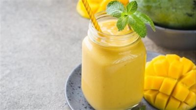 عصير المانجو الكريمي.. من المشروبات الصيفية اللذيذة.. إليكِ الطريقة 