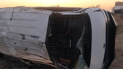 إصابة 8 أشخاص إثر حادث إنقلاب سيارة ميكروباص بعد كوبري المشاة بالبحيرة 