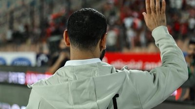محمد صلاح يحيي جماهير المنتخب قبل مباراة روسيا بعد استبعاده (صور)