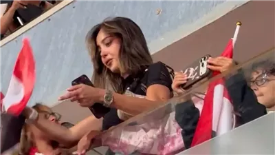 تامر حسني وبسمة بوسيل برفقة أبنائهما خلال مباراة مصر وروسيا