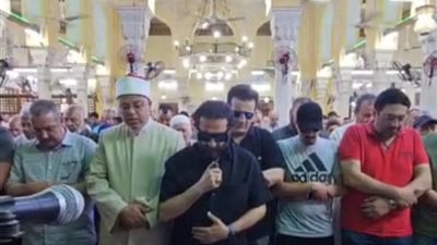 أحمد حلمي يؤم المصلين بصلاة الجنازة على جثمان والدته |صور