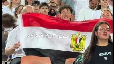 كرة القدم تجمع الشعوب.. طفل روسي أهلاوي يشعل مواقع التواصل برفعه للعلم المصري
