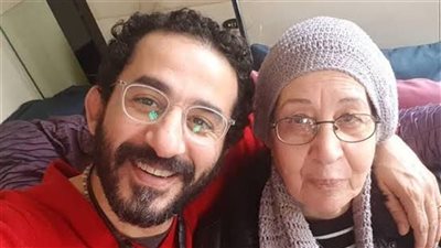 كريم عبدالعزيز ينعي والدة أحمد حلمي                                   