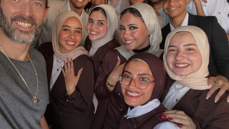 عمر حسن يوسف مع الطلبة