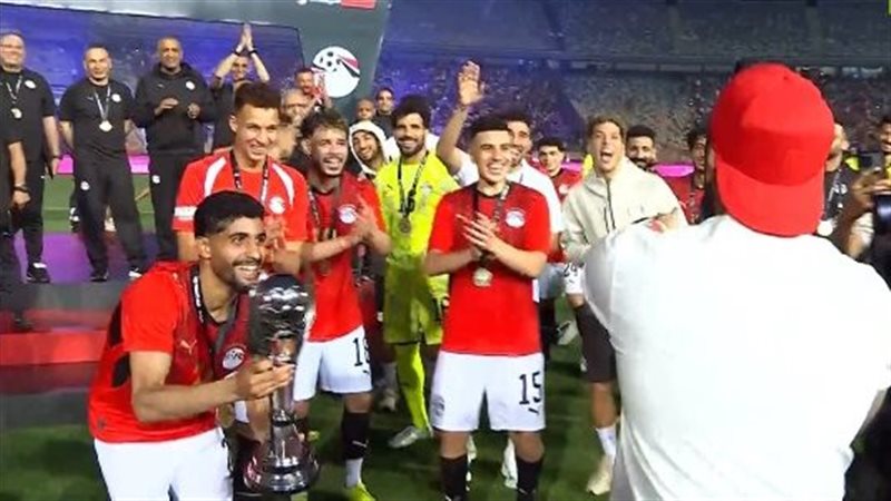 منتخب مصر يتسلم كأس