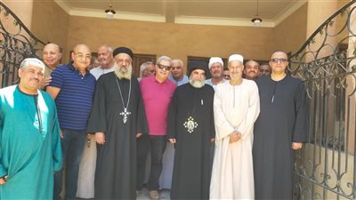 وفاء راسخ.. الأنبا بضابا يزور منزل شيخ الإذاعيين فهمي عمر بنجع حمادي