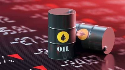 سعر برميل النفط اليوم يتأثر بتطورات مضيق هرمز وتراجع الطلب العالمي