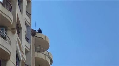 استنفار أمني لإنقاذ شاب اعتلى سور الطابق الـ13 بعقار في منطقة 45 بالإسكندرية