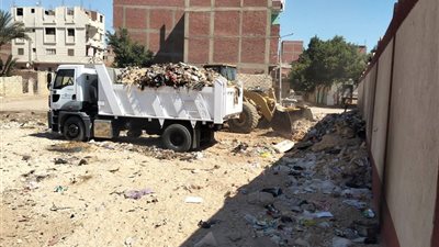 حملات نظافة مكثفة ورفع تراكمات المخلفات بحي عتاقة في السويس