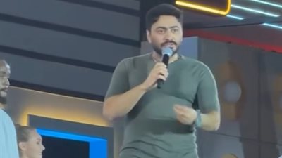 هل تامر حسني يستخدم أغاني مسجلة في حفلاته؟.. الفنان يرد